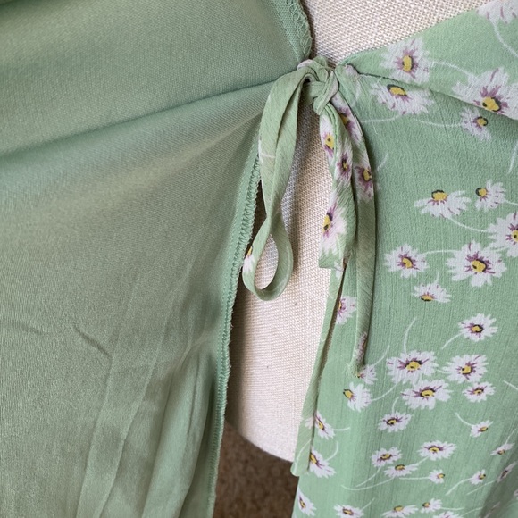 ALL IN FAVOR Light Green Floral Print Wrap Dress Size Small - Picture 13 of 16
